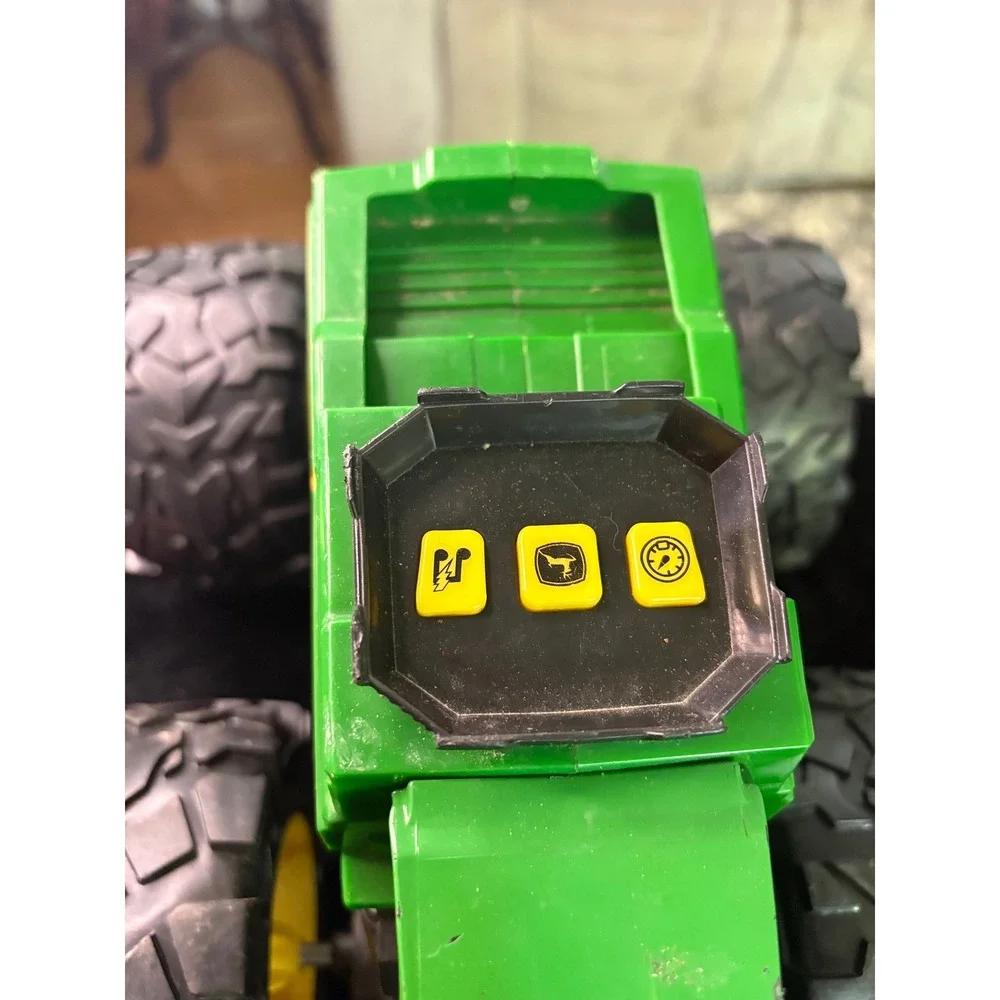 John Deere Monster Treads Deluxe Lightning Wheels Truck Lights and Sounds Green